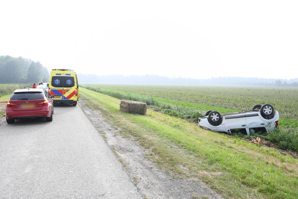 Auto belandt op zijn kop in greppel