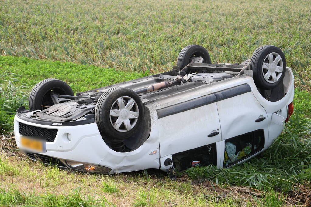 Auto belandt op zijn kop in greppel