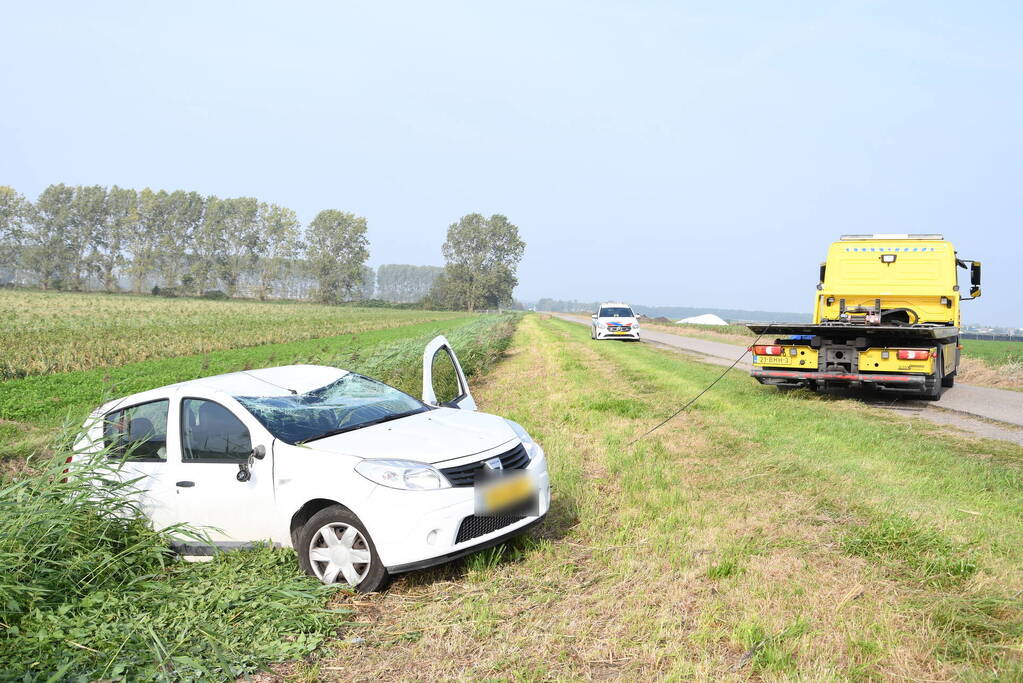 Auto belandt op zijn kop in greppel