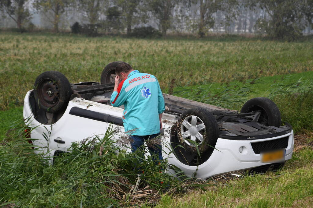 Auto belandt op zijn kop in greppel