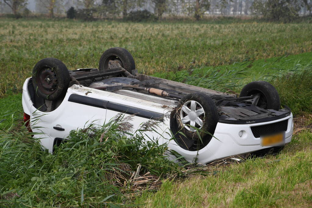 Auto belandt op zijn kop in greppel