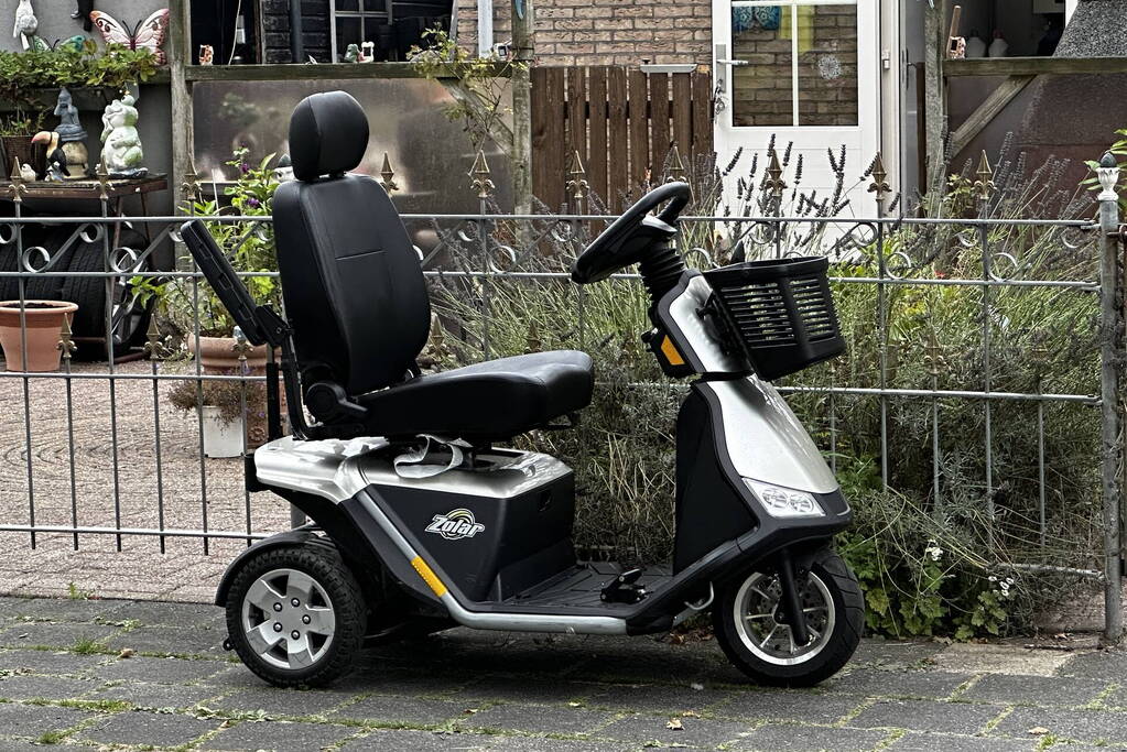 Persoon valt met scootmobiel