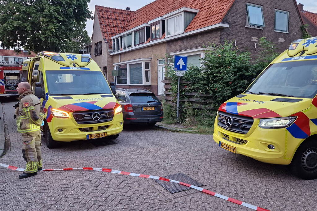 Twee gewonden bij steekincident, slachtoffer vlucht dak op