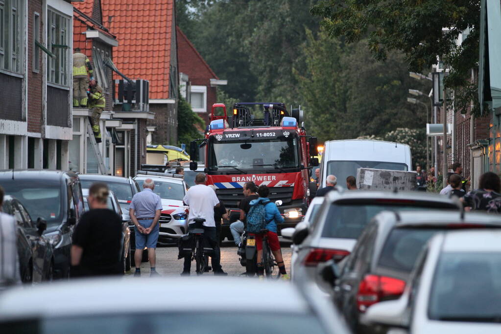 Twee gewonden bij steekincident, slachtoffer vlucht dak op