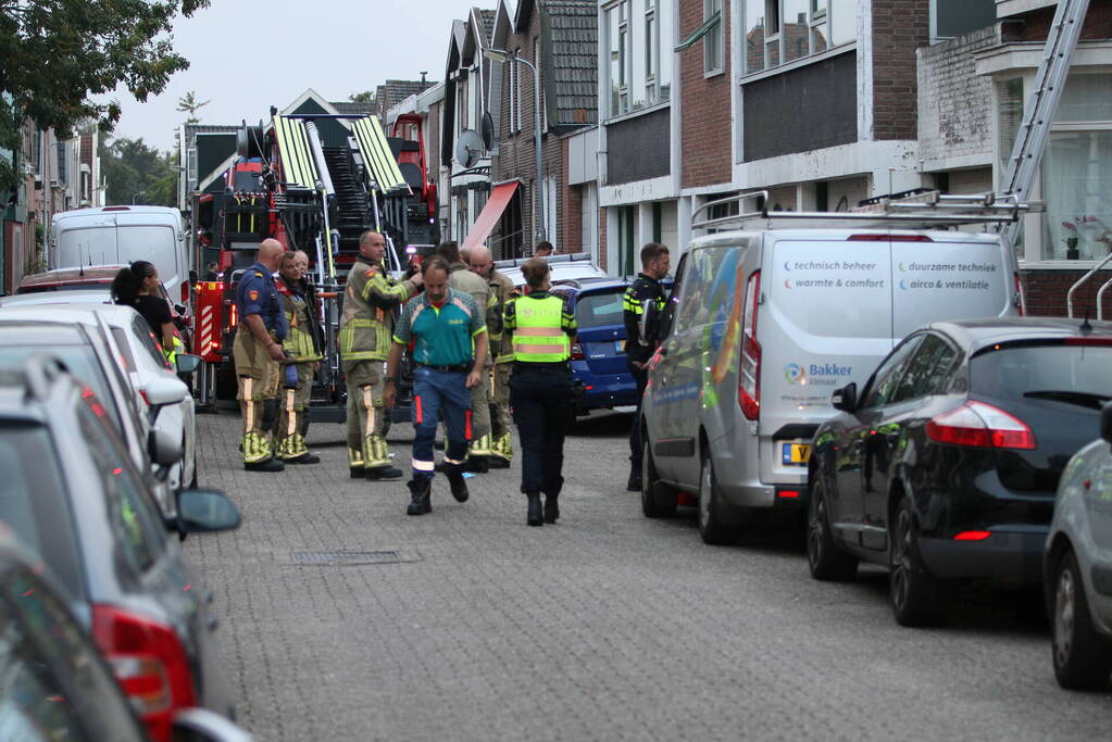 Twee gewonden bij steekincident, slachtoffer vlucht dak op