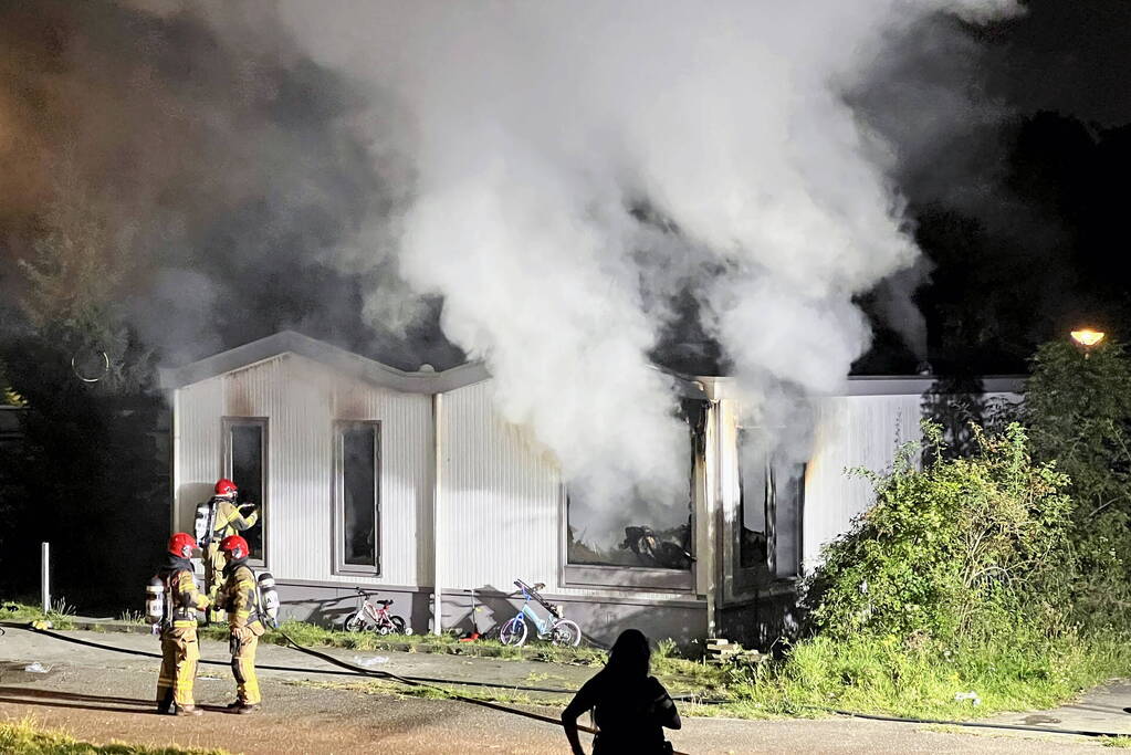 Brandweerman gewond tijdens blussen brandende stacaravan