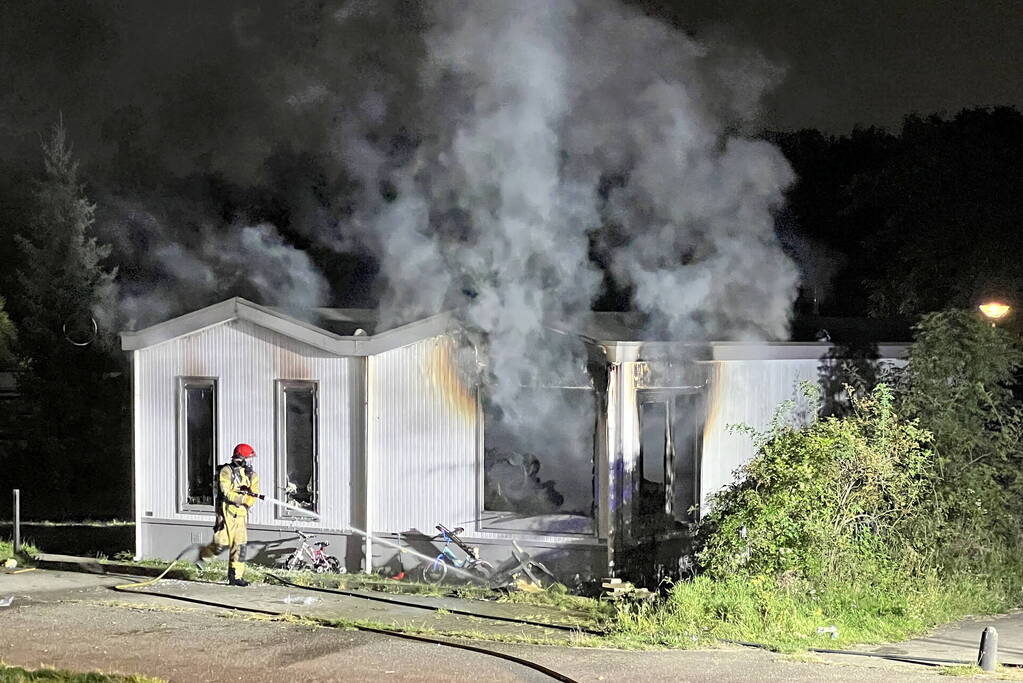 Brandweerman gewond tijdens blussen brandende stacaravan