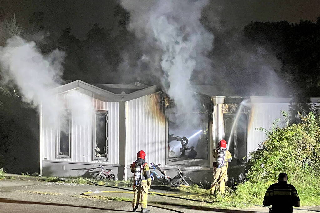 Brandweerman gewond tijdens blussen brandende stacaravan