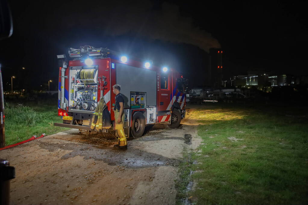 Auto volledig uitgebrand op woonwagenkamp