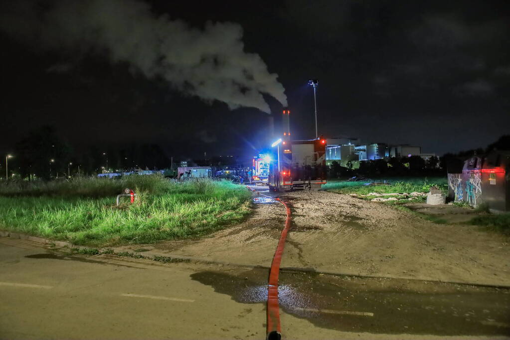 Auto volledig uitgebrand op woonwagenkamp