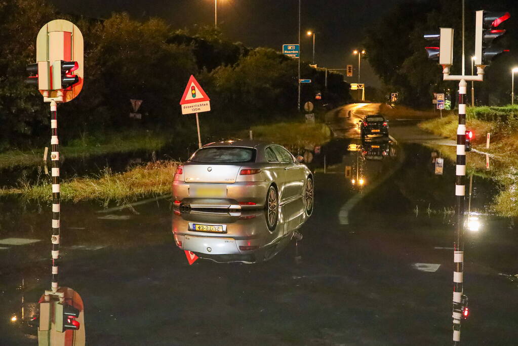 Auto's gestrand vanwege hevige regenval