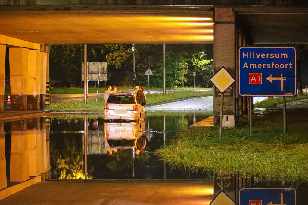 Auto's gestrand vanwege hevige regenval