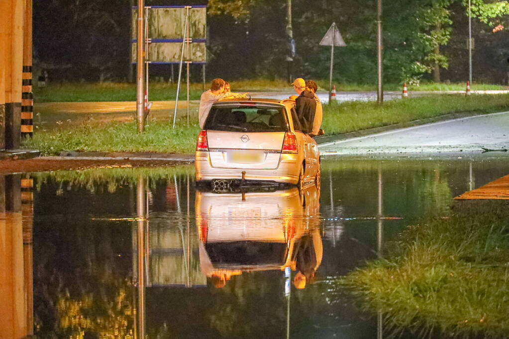 Auto's gestrand vanwege hevige regenval