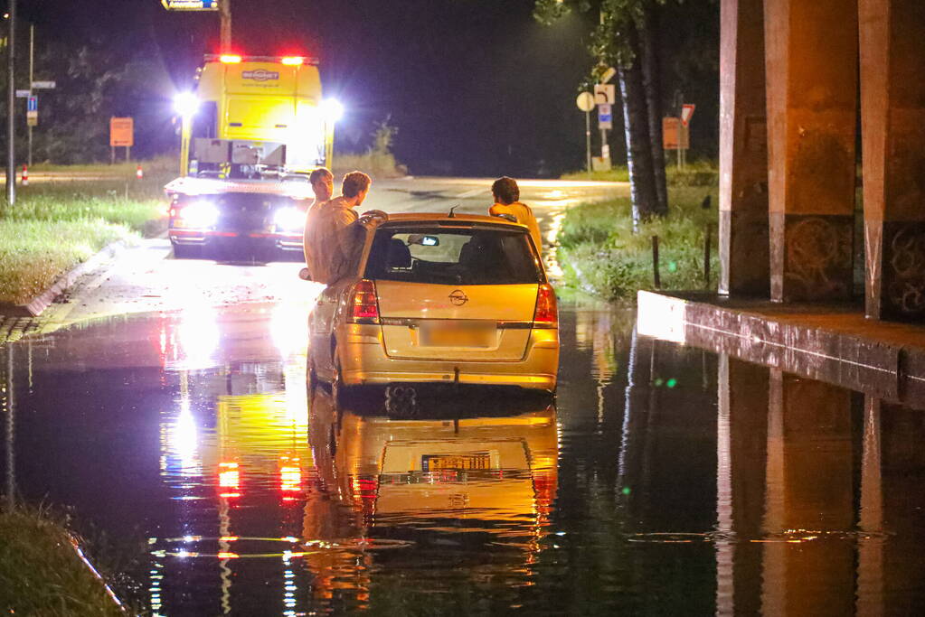 Auto's gestrand vanwege hevige regenval