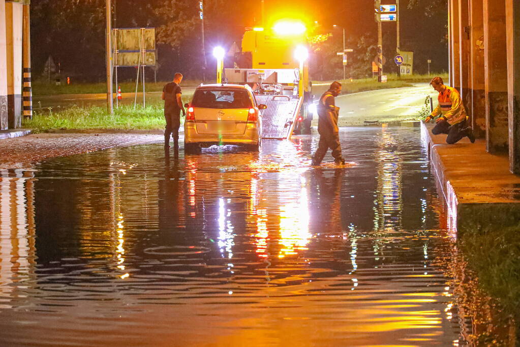 Auto's gestrand vanwege hevige regenval