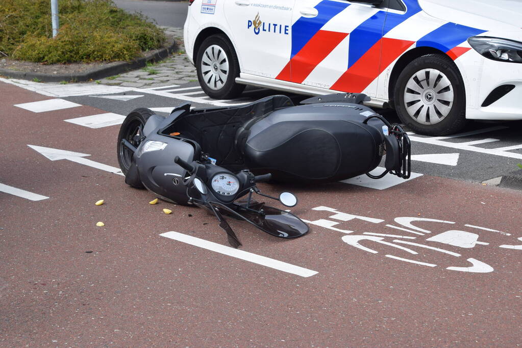 Scooterrijder gewond bij botsing met auto