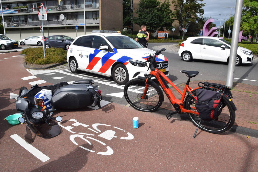 Scooterrijder gewond bij botsing met auto