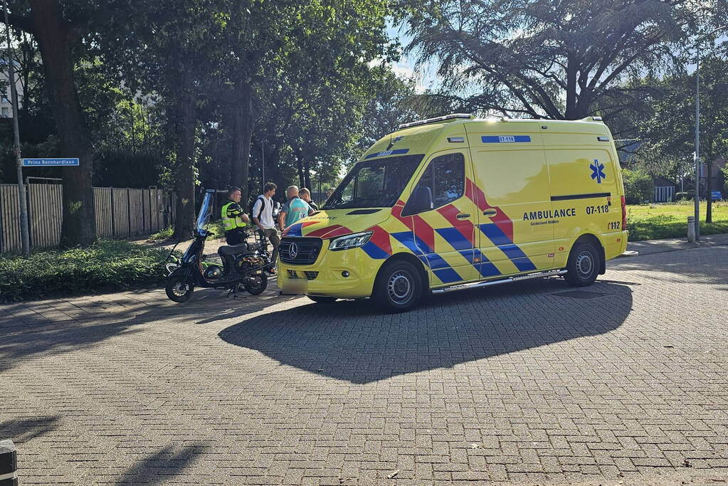 Scooterrijder en fietser in botsing