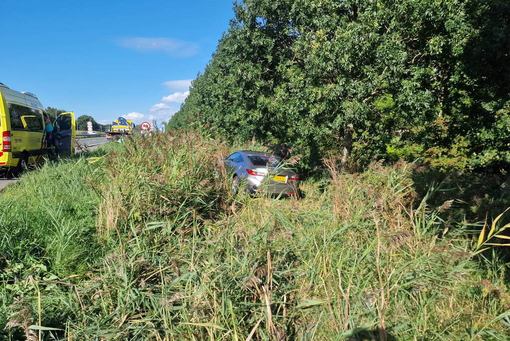 Automobilist belandt in bosschages