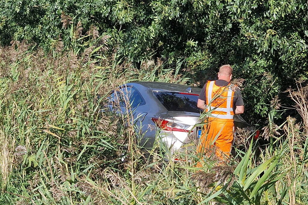 Automobilist belandt in bosschages