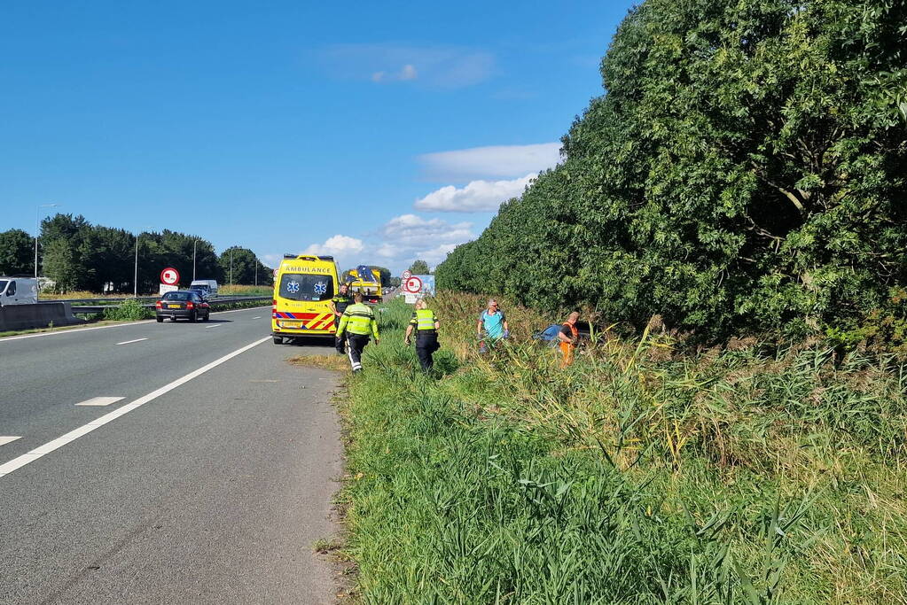 Automobilist belandt in bosschages