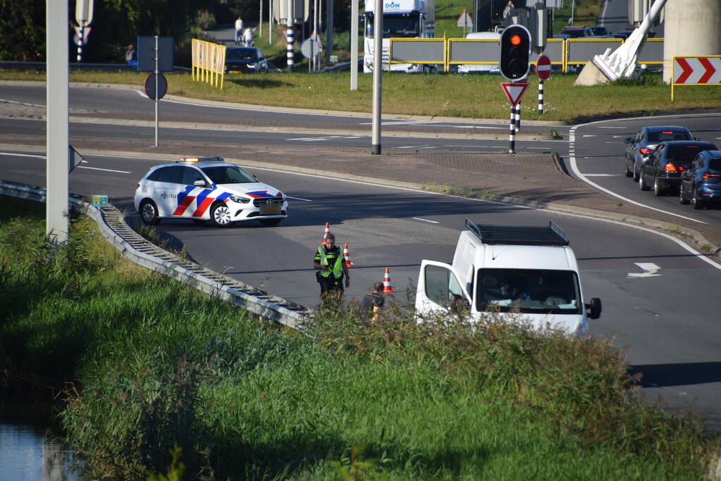 Schade bij botsing tussen bestelbus en auto