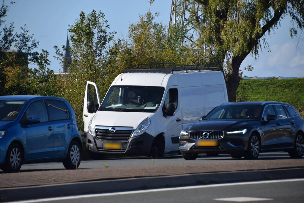 Schade bij botsing tussen bestelbus en auto