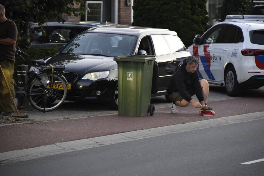 Fietser knalt tegen portier van personenauto