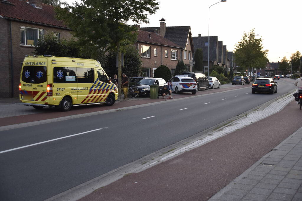 Fietser knalt tegen portier van personenauto