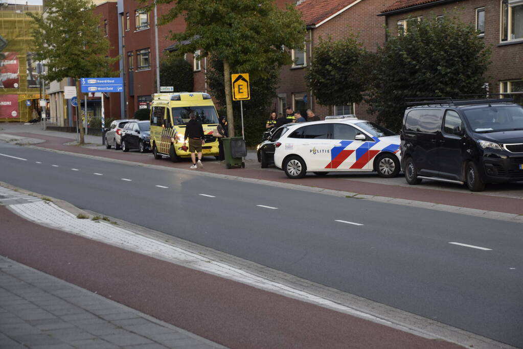 Fietser knalt tegen portier van personenauto