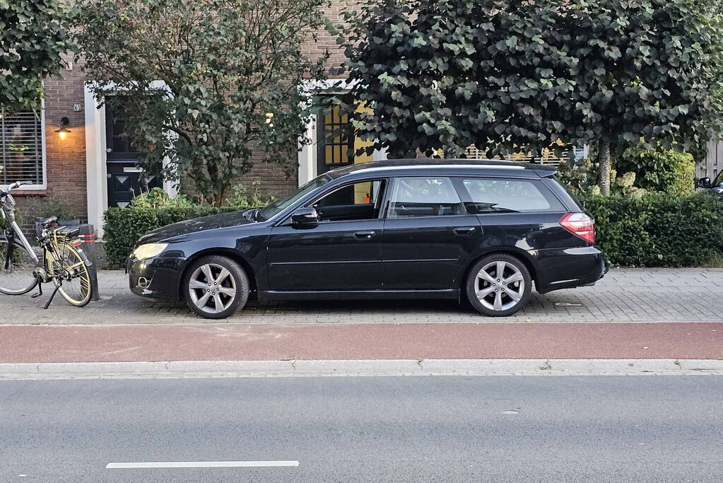 Fietser knalt tegen portier van personenauto