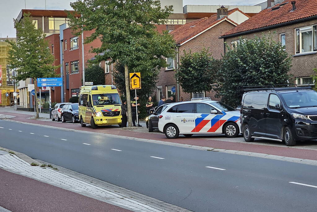 Fietser knalt tegen portier van personenauto