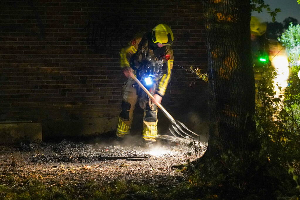 Bankstel tegen elektriciteitshuis in brand