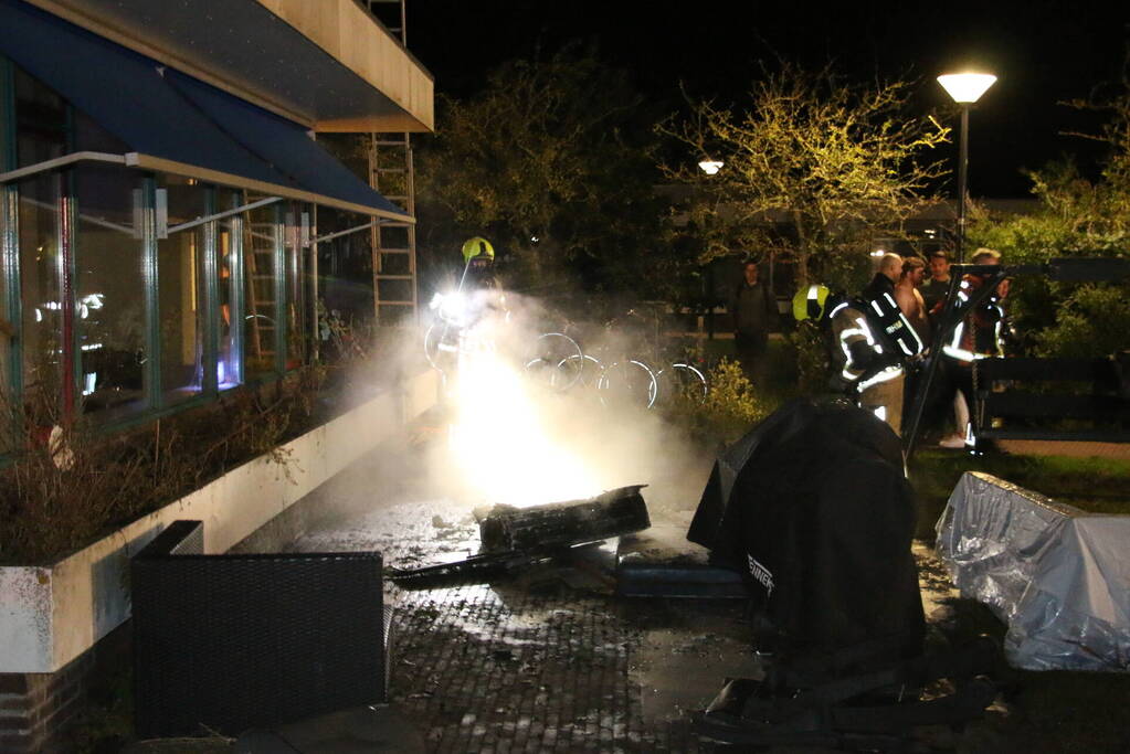 Brandende tuinmeubel snel onder controle