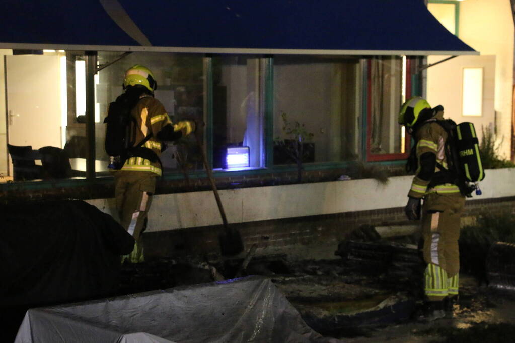 Brandende tuinmeubel snel onder controle