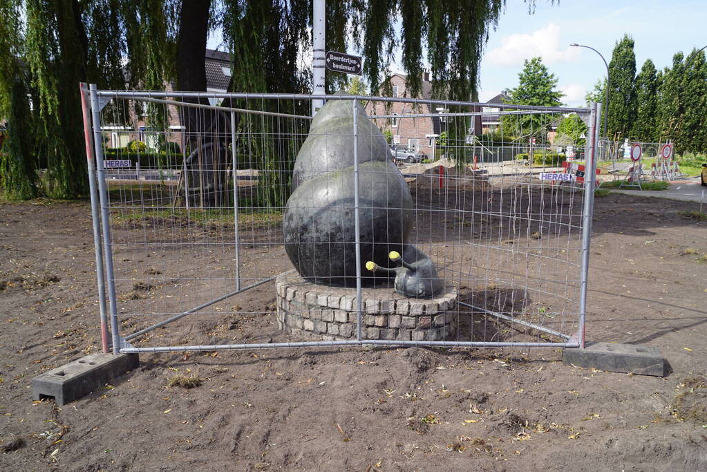 Onbekende breister heeft beeld van slak voorzien van bouwhelmen