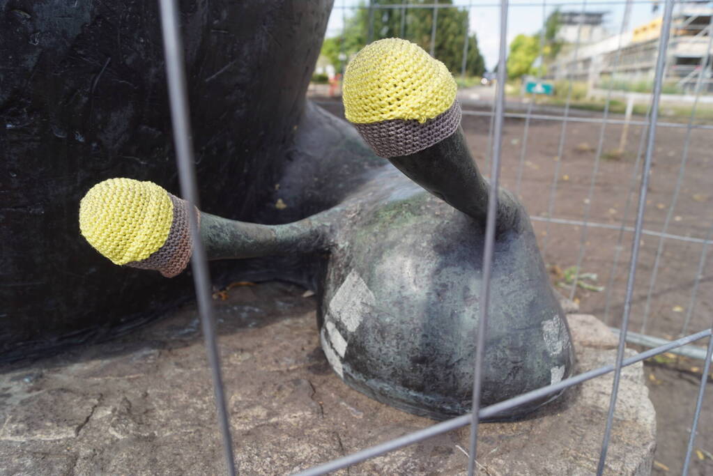 Onbekende breister heeft beeld van slak voorzien van bouwhelmen