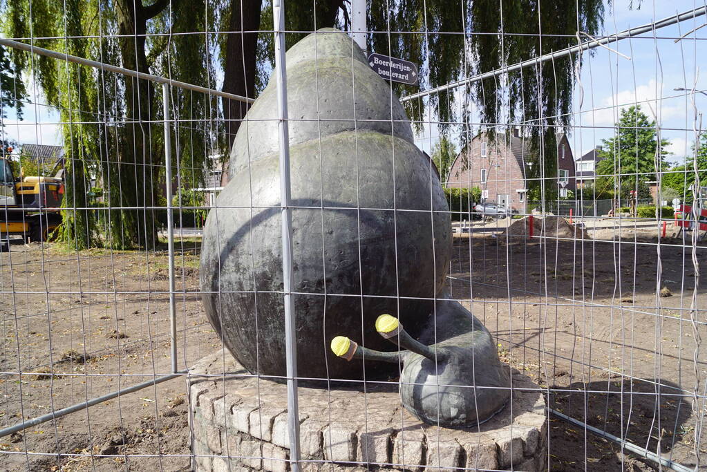 Onbekende breister heeft beeld van slak voorzien van bouwhelmen