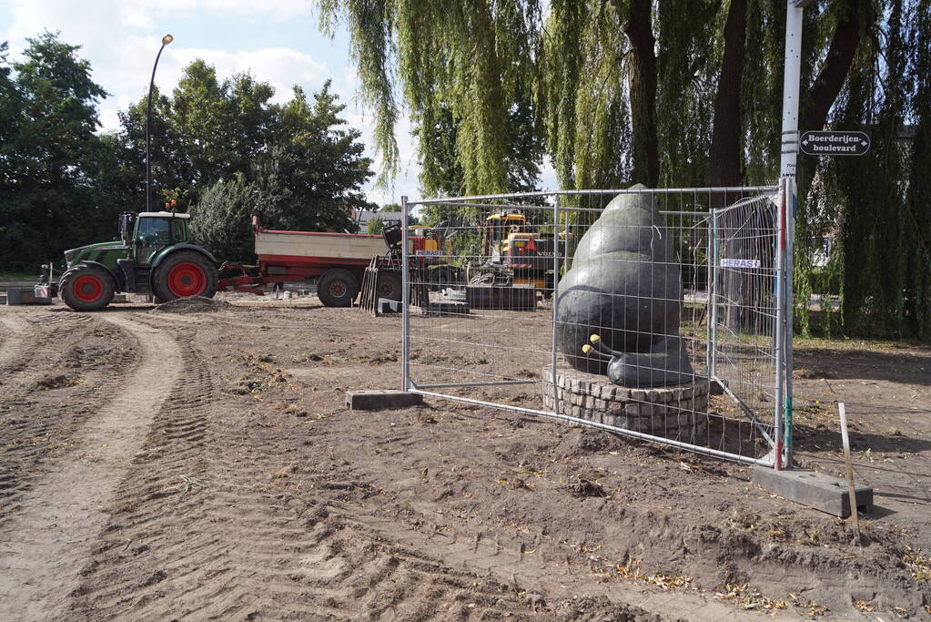 Onbekende breister heeft beeld van slak voorzien van bouwhelmen