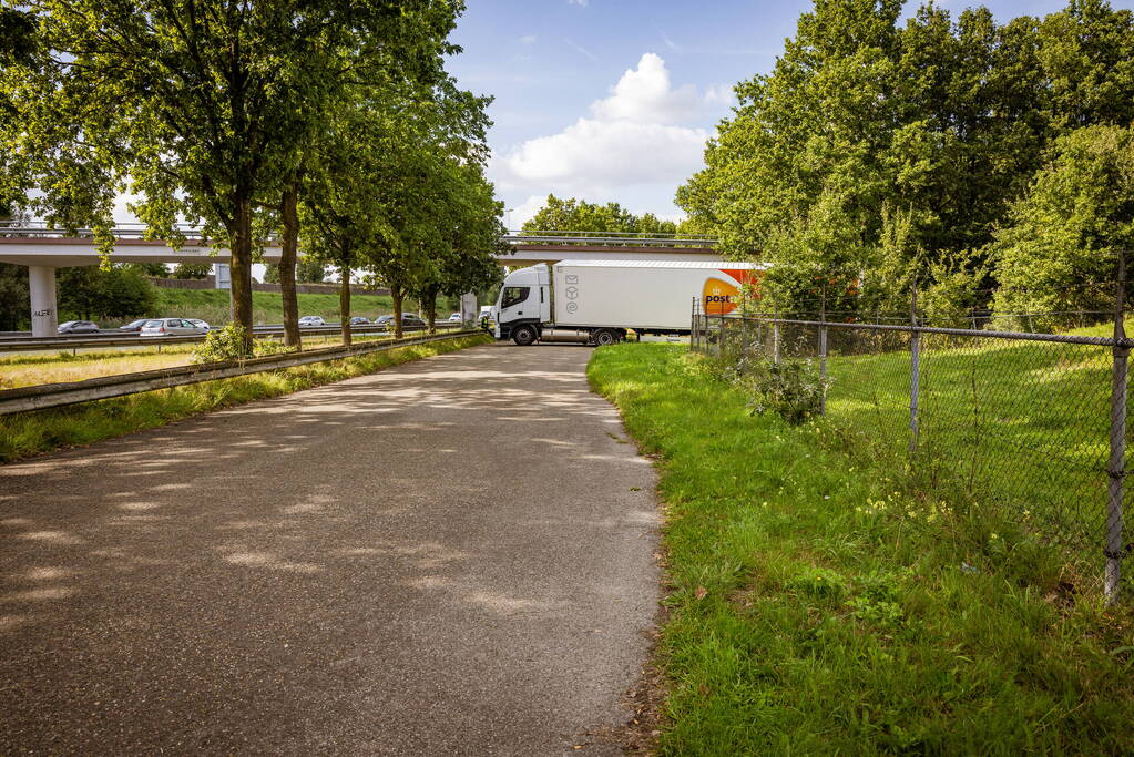 Vrachtwagen PostNL opnieuw vast bij achteruitrijden