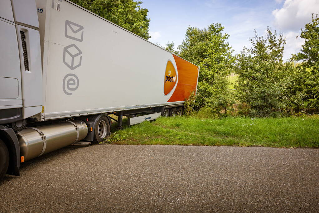 Vrachtwagen PostNL opnieuw vast bij achteruitrijden