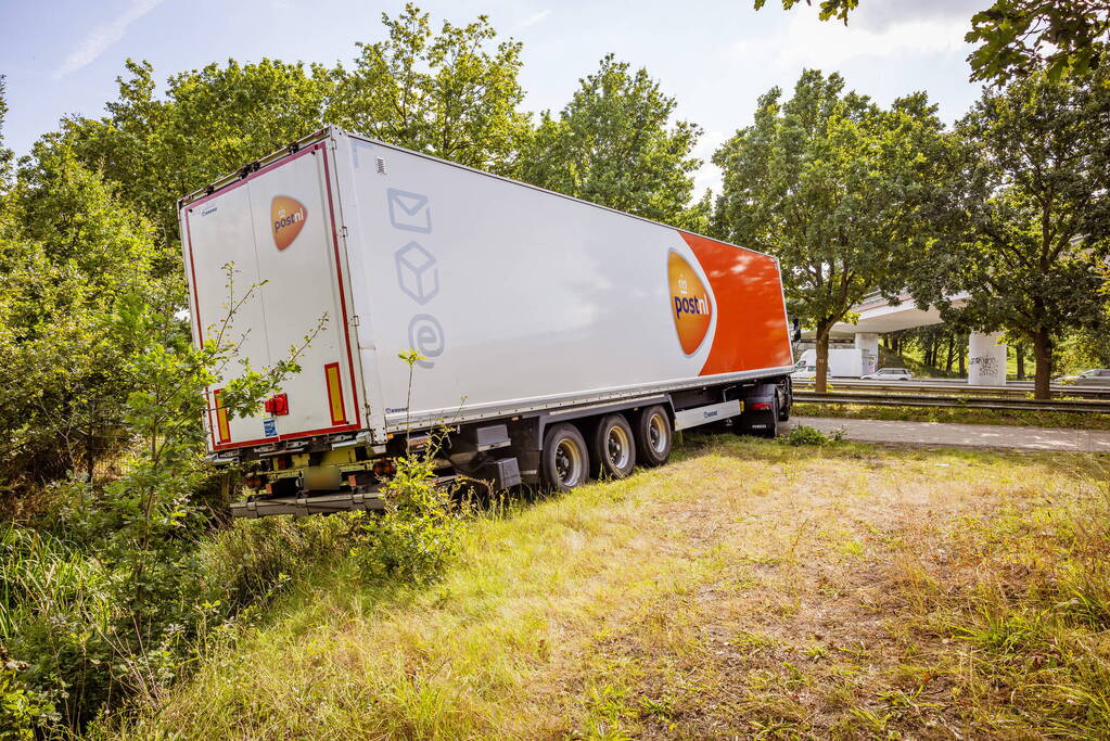 Vrachtwagen PostNL opnieuw vast bij achteruitrijden