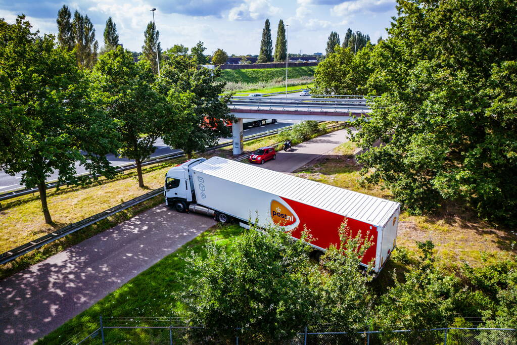 Vrachtwagen PostNL opnieuw vast bij achteruitrijden