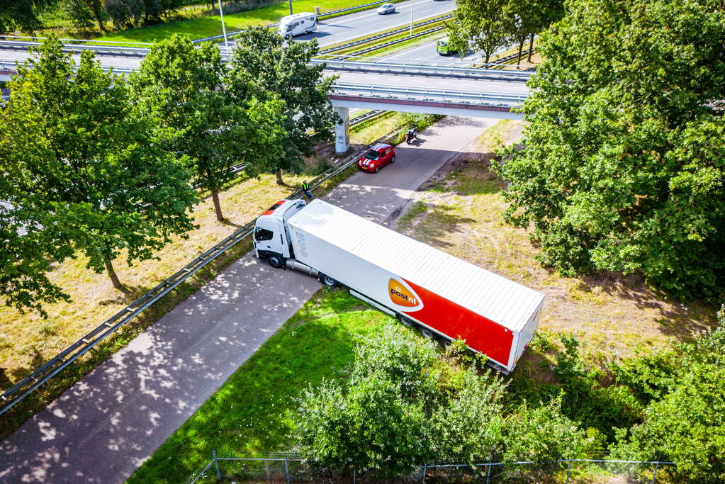 Vrachtwagen PostNL opnieuw vast bij achteruitrijden