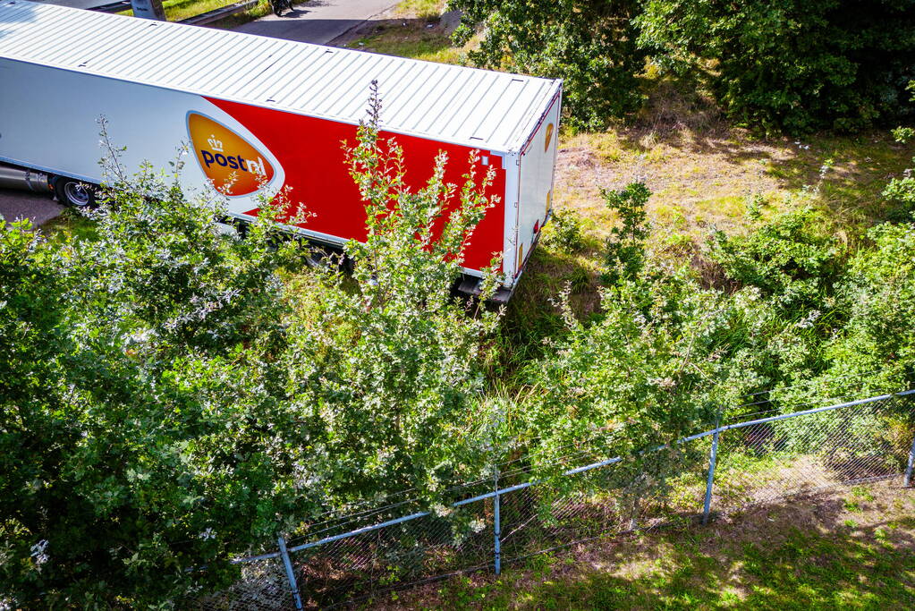 Vrachtwagen PostNL opnieuw vast bij achteruitrijden