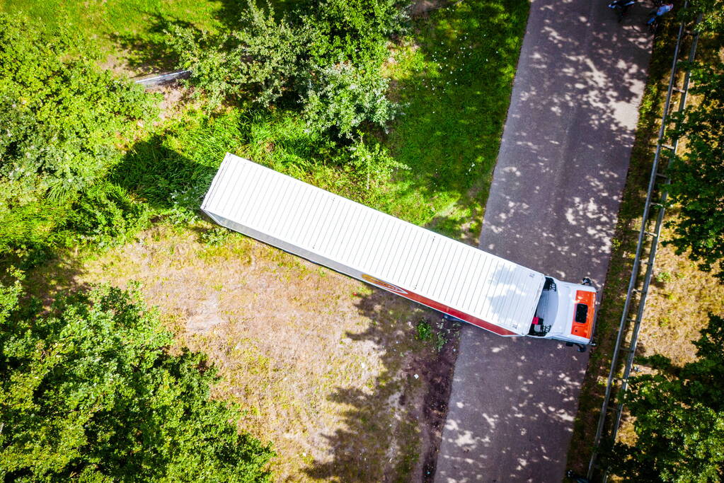 Vrachtwagen PostNL opnieuw vast bij achteruitrijden