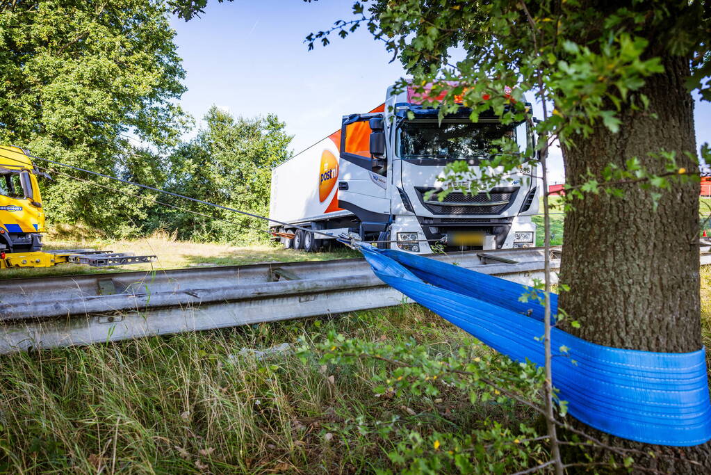 Vrachtwagen PostNL opnieuw vast bij achteruitrijden