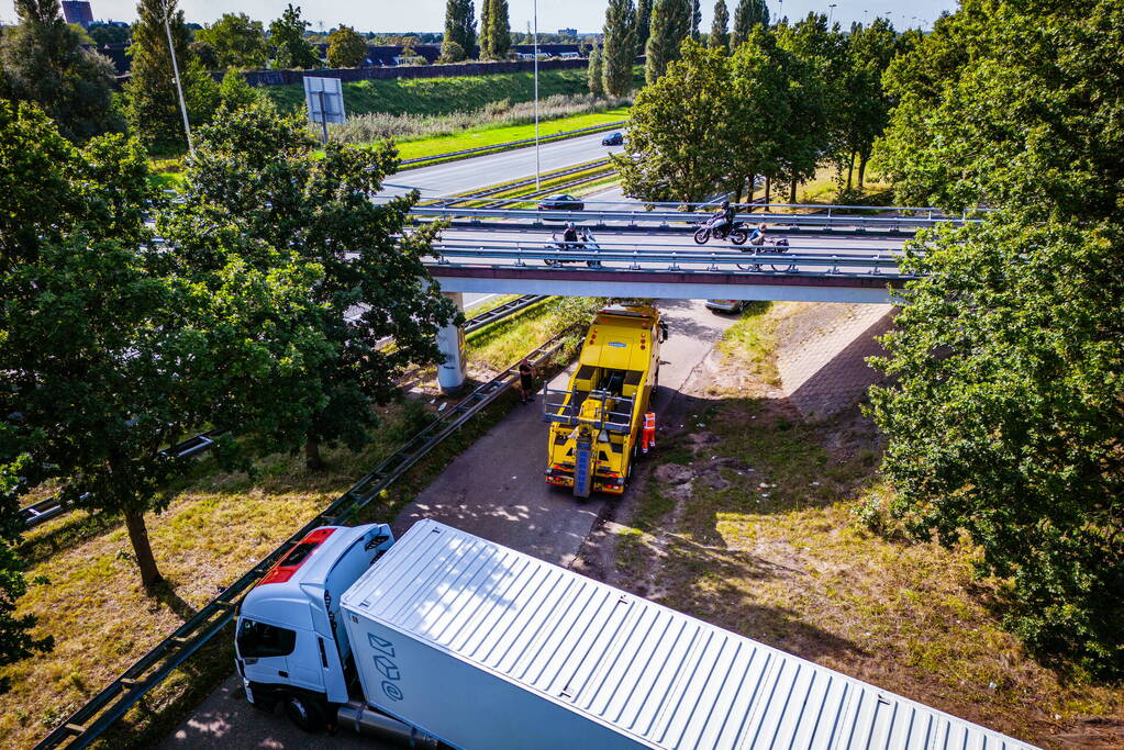 Vrachtwagen PostNL opnieuw vast bij achteruitrijden