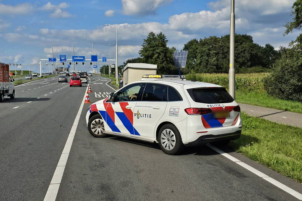 Markwagen schiet los en belandt op andere weghelft