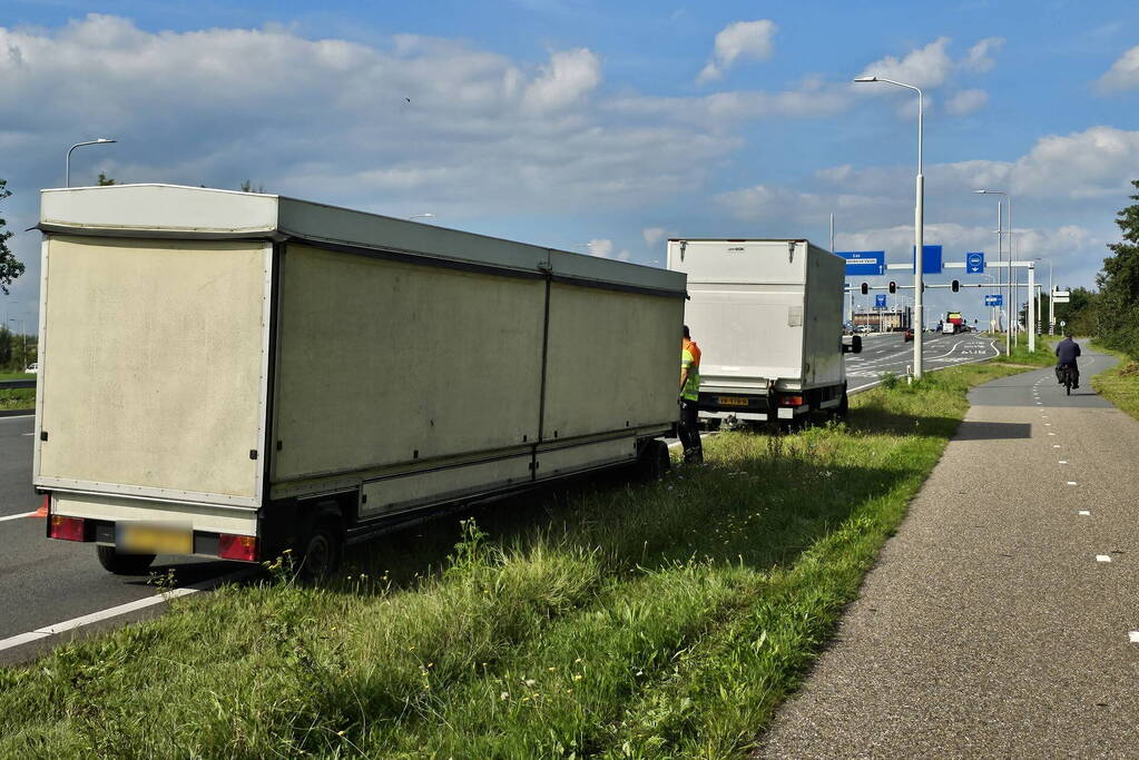 Markwagen schiet los en belandt op andere weghelft